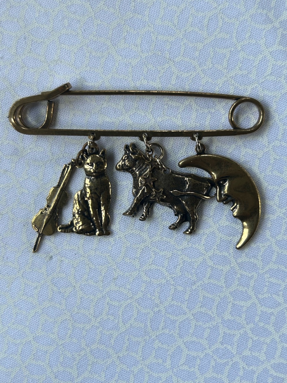 Vintage Gold Tone Nursery Rhyme Kilt Pin - Features Cat, Fiddle, Cow, and Moon
